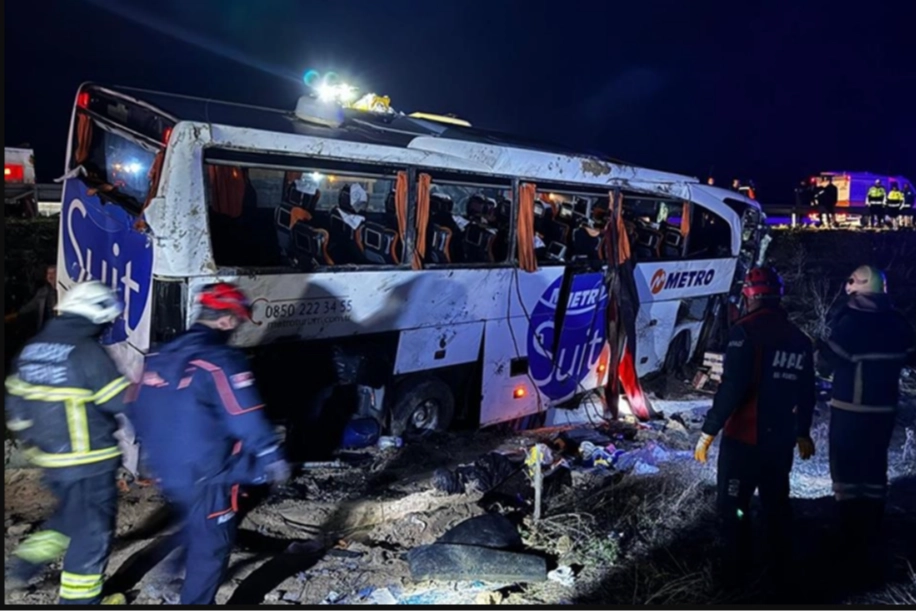 Aksaray'da yolcu otobüsü devrildi: 2 kişi öldü, 34 kişi yaralandı haberinin görseli