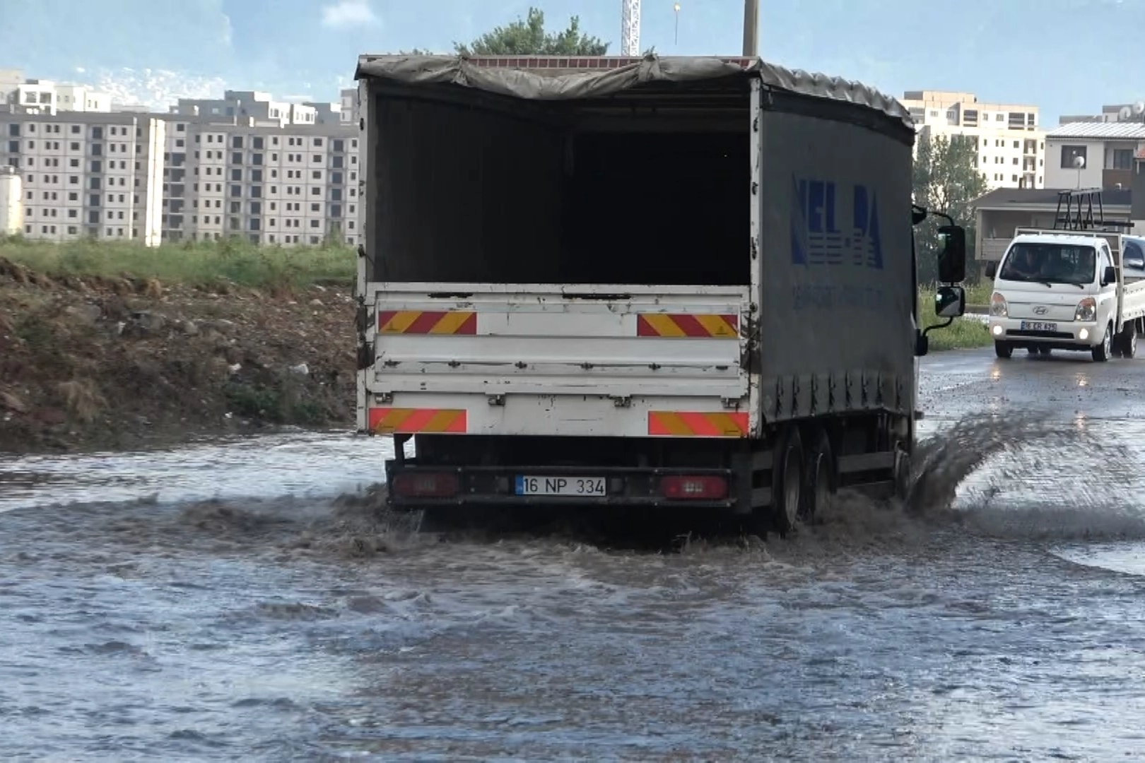 Aniden bastıran sağanak hayatı felç etti: Bursa’da yollar göle döndü!