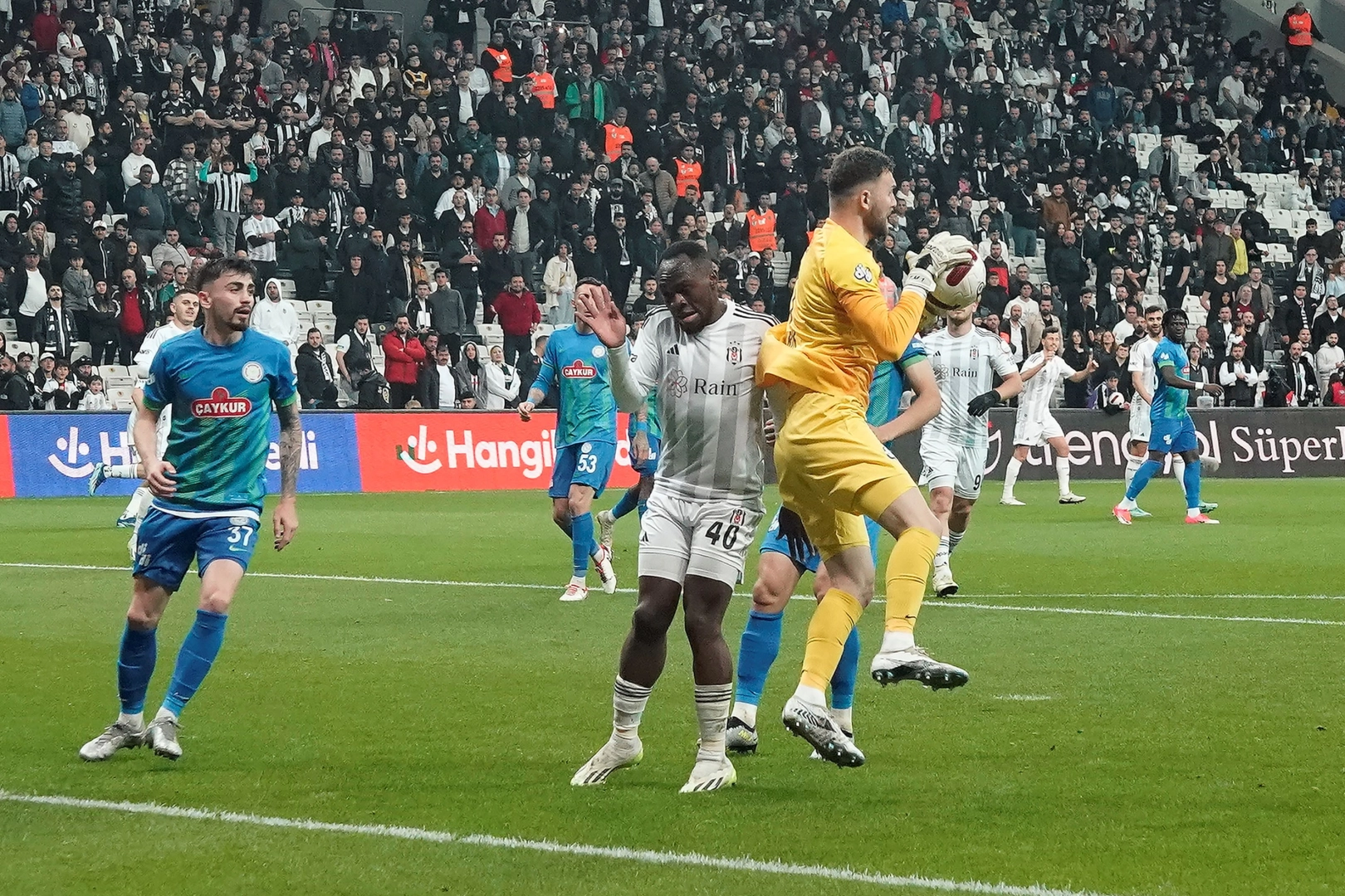 Beşiktaş evinde rahat kazandı: Çaykur Rizespor'u 3-2 yendi