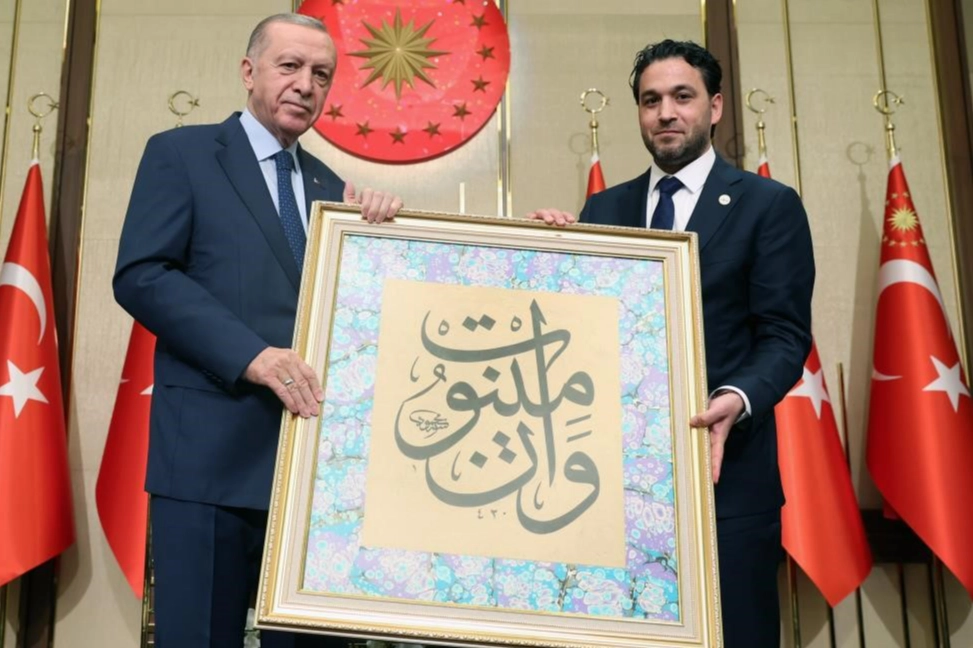 Cumhurbaşkanı Erdoğan'a hat yazısı ile yazılmış 'One Minute' hediye edildi haberinin görseli