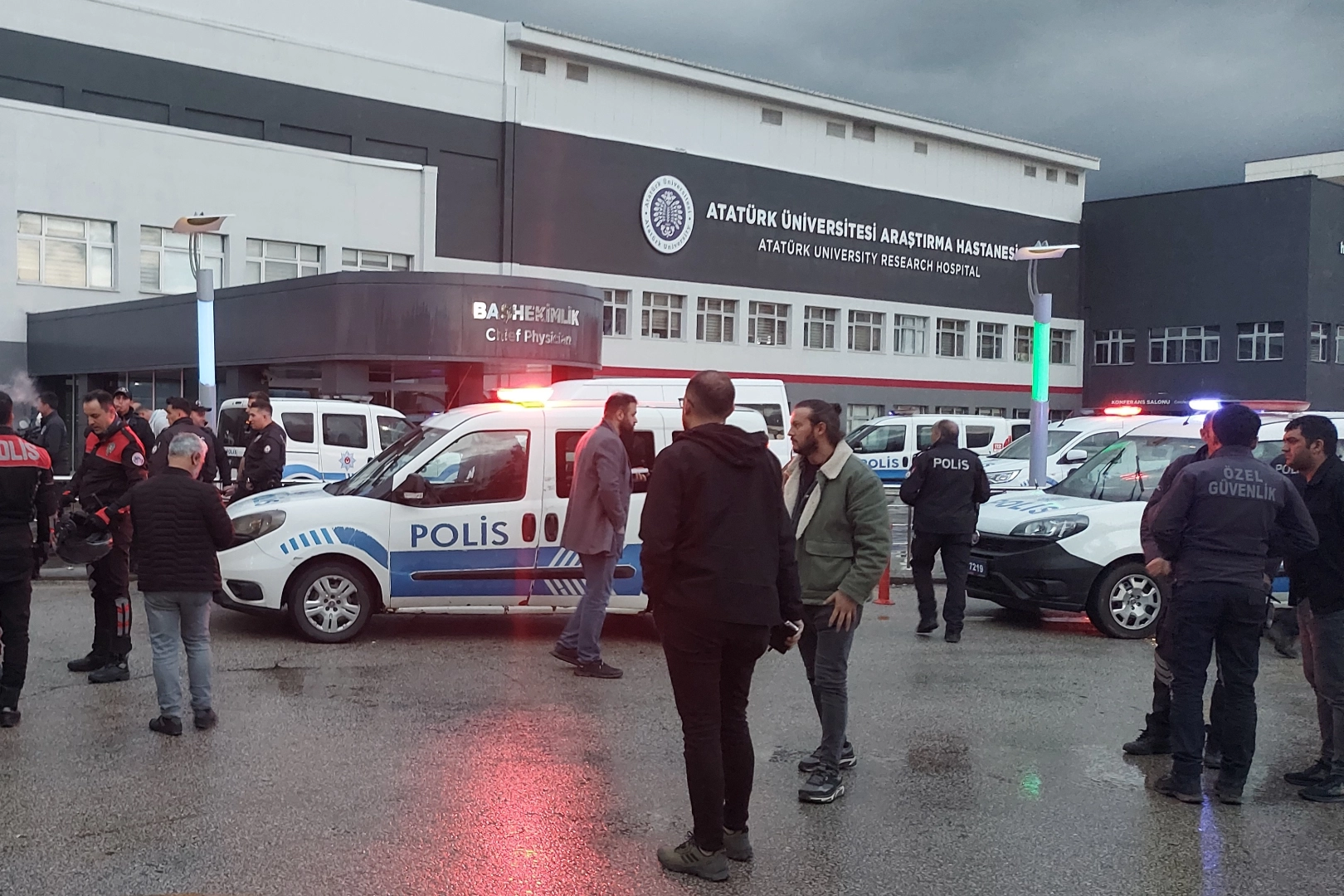 Hasta yakınları dehşet saçtı: Hem sağlık personeline hem polise saldırdılar