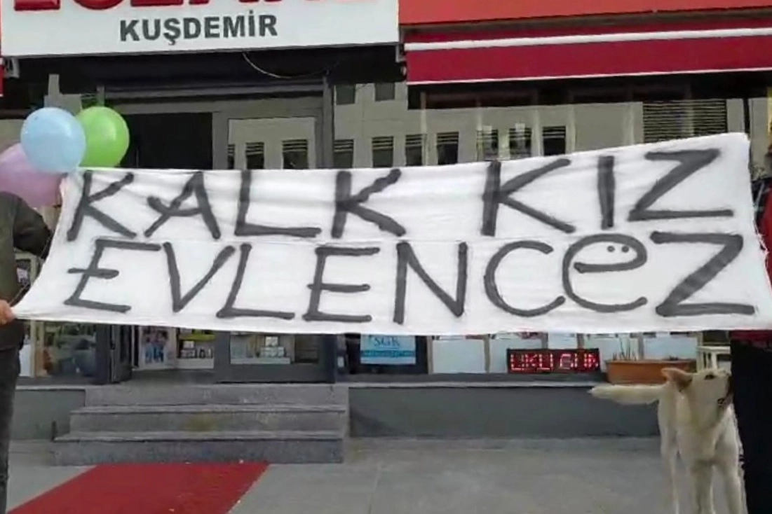 İzmir'de lösemi hastası genç kıza hastane odasında sürpriz evlenme teklifi!