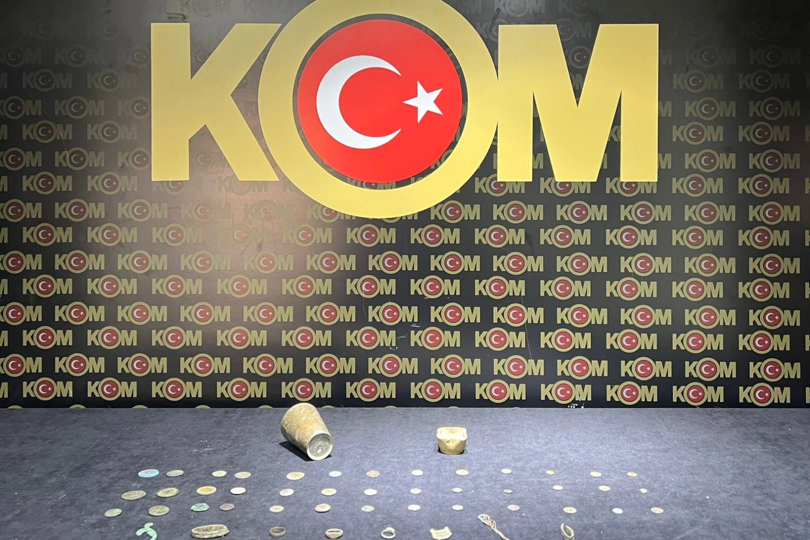 İzmir haber: Bizans dönemine ait sikke ve objeler ele geçirildi haberinin görseli