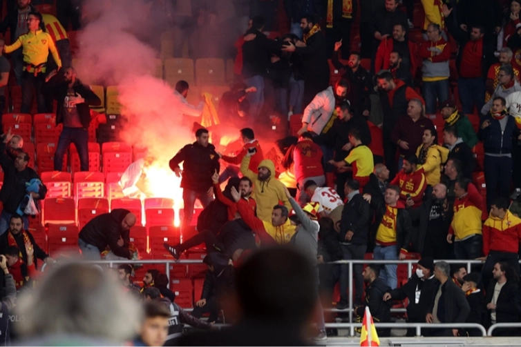 Olaylı İzmir derbisinde dava sonuçlandı: Fişek atan sanığın cezası belli oldu