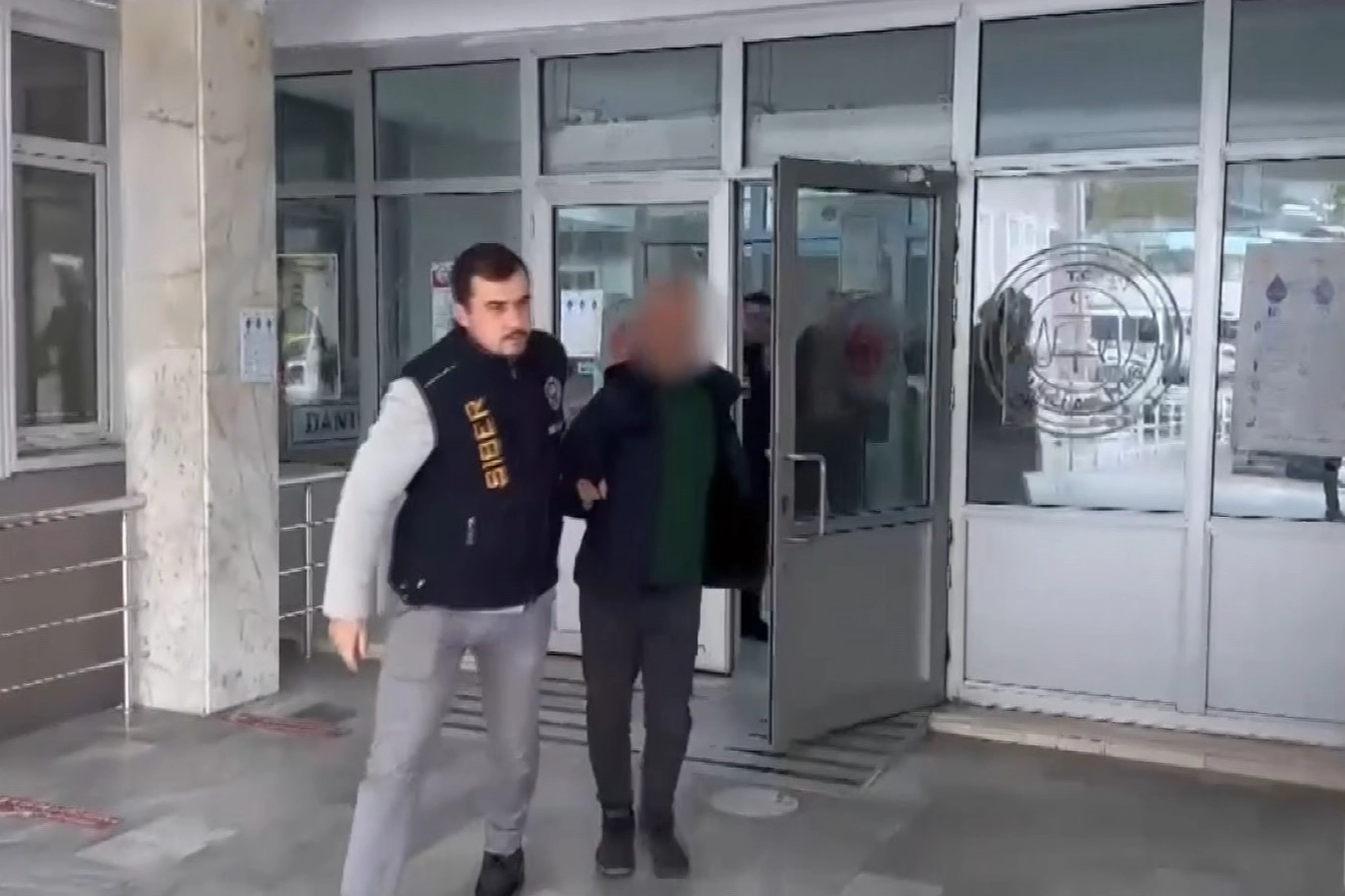 Sahte pasaport, kimlik ve vize şebekesine operasyon haberinin görseli