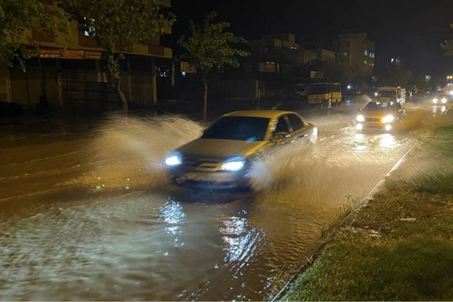 Şanlıurfa ve Osmaniye'de sağanak yağış hayatı olumsuz etkiledi haberinin görseli