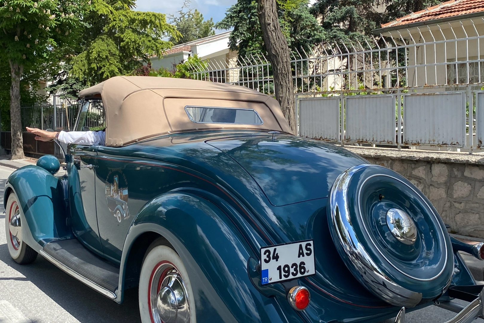 1936 model otomobili ile antik şehirler turunda