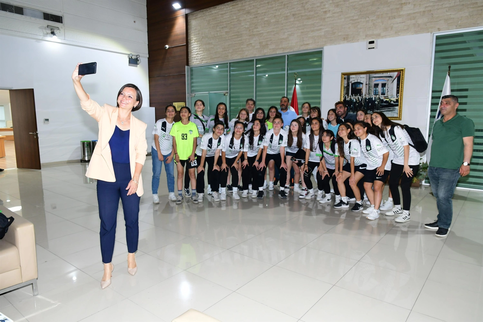 Başkan Kınay Orbit Karabağlarspor Kız Futbol Takımı’yla buluştu haberinin görseli
