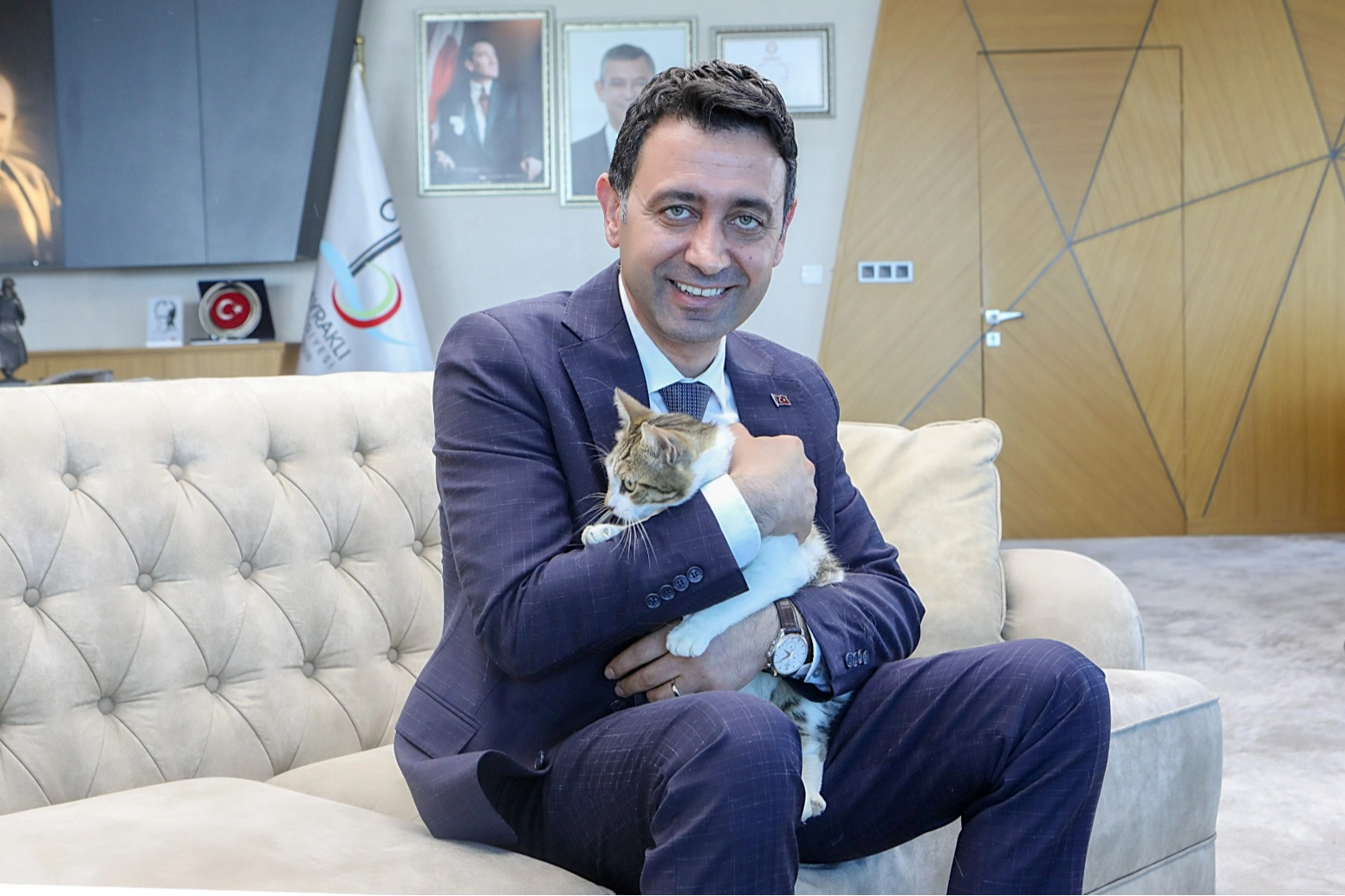 Başkan Önal, yaralı kediye sahip çıktı ‘sahiplenme’ çağrısı yaptı haberinin görseli