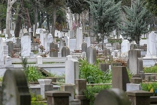 'Çok ölü var' diyerek mezarlığa ambulans istedi haberinin görseli