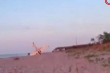 Havada arızalan uçak  plaja acil iniş yaptı! haberinin görseli