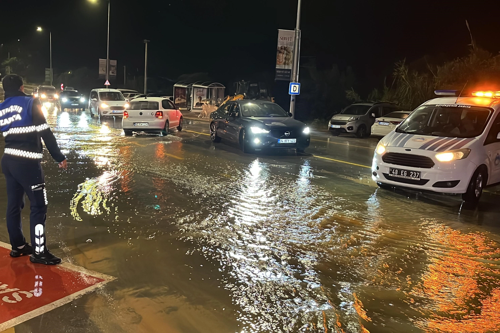 İçme suyu hattı patladı, yollar göle döndü