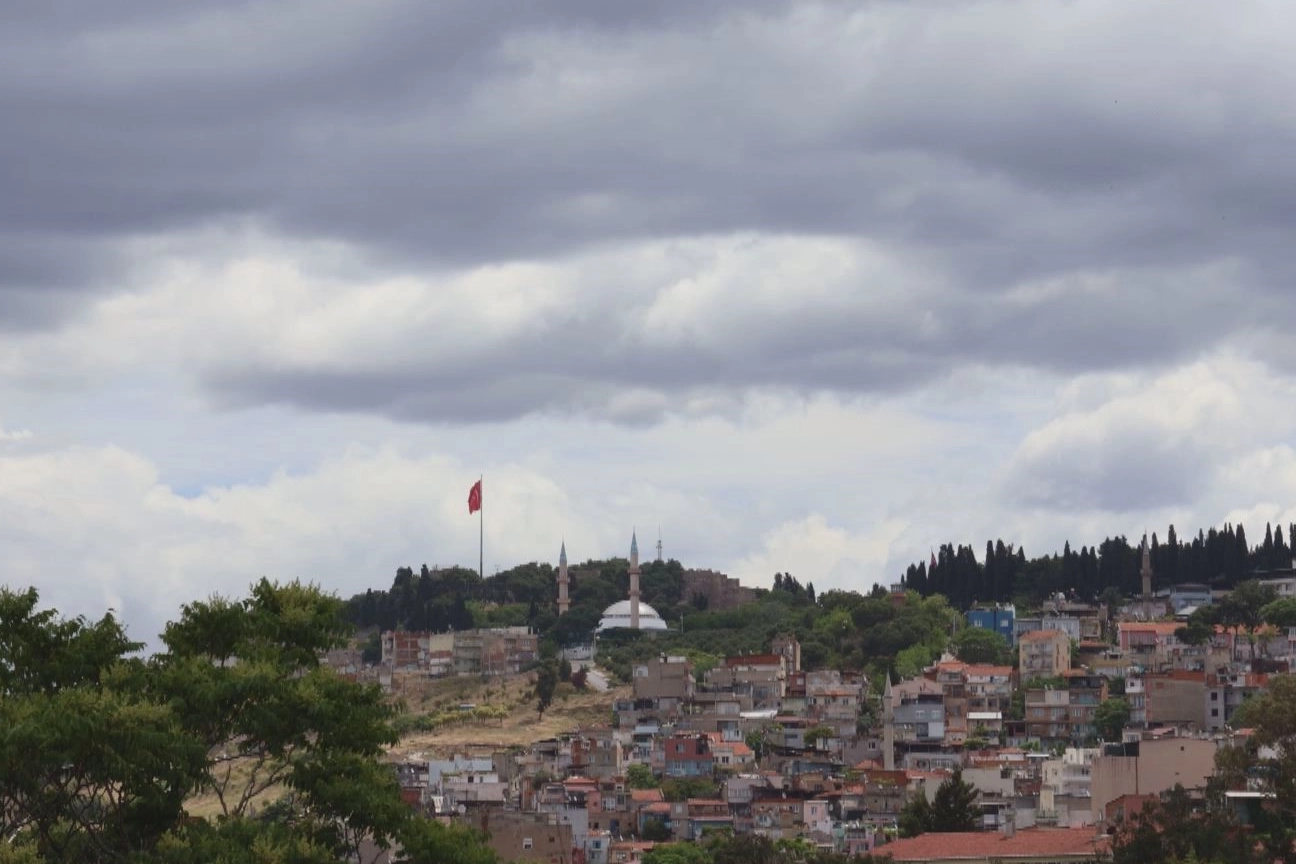 İzmir'de kasvetli hava yağmuru bekliyor haberinin görseli