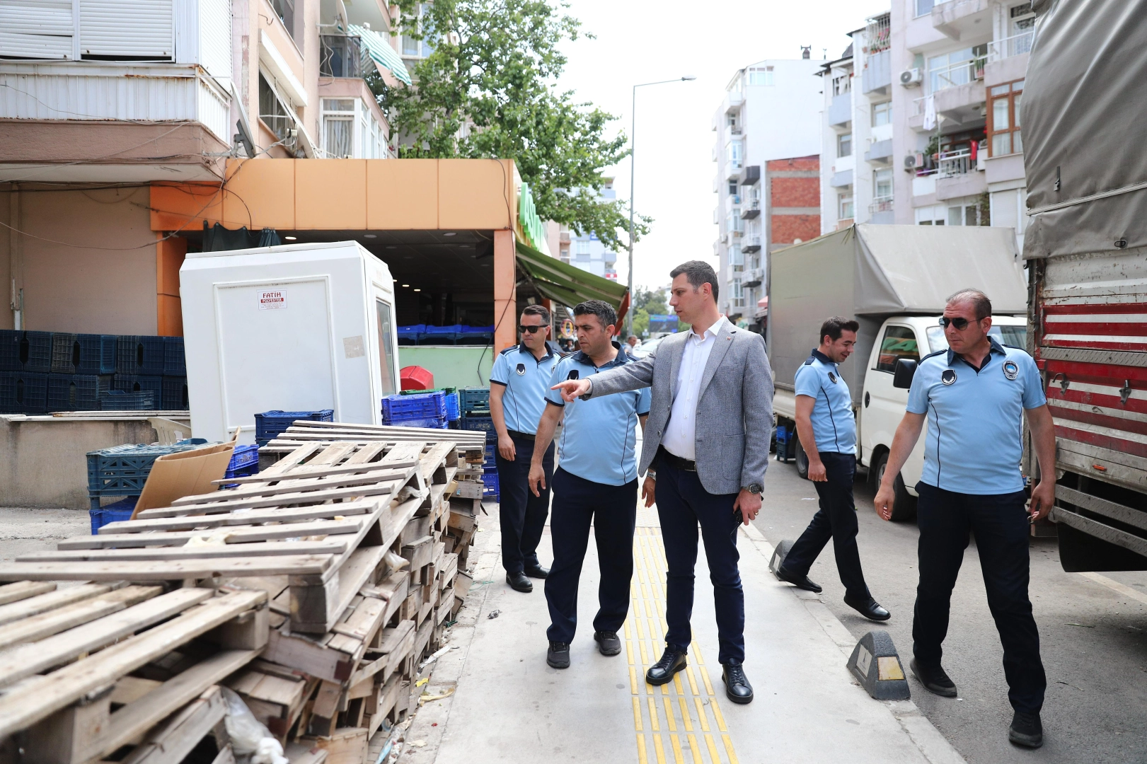 Konak zabıtası kaldırım işgallerini denetliyor haberinin görseli