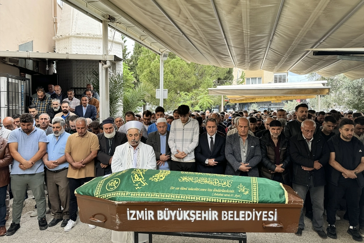 Trafik kazasında ölen İzmirli Kahraman çifti toprağa verildi haberinin görseli