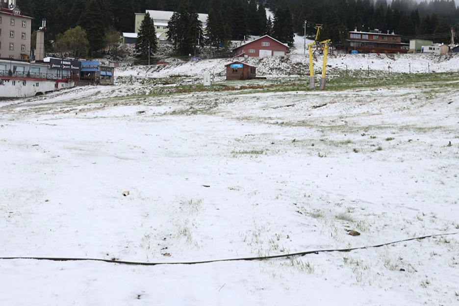 Uludağ'da mayısta kar sürprizi haberinin görseli