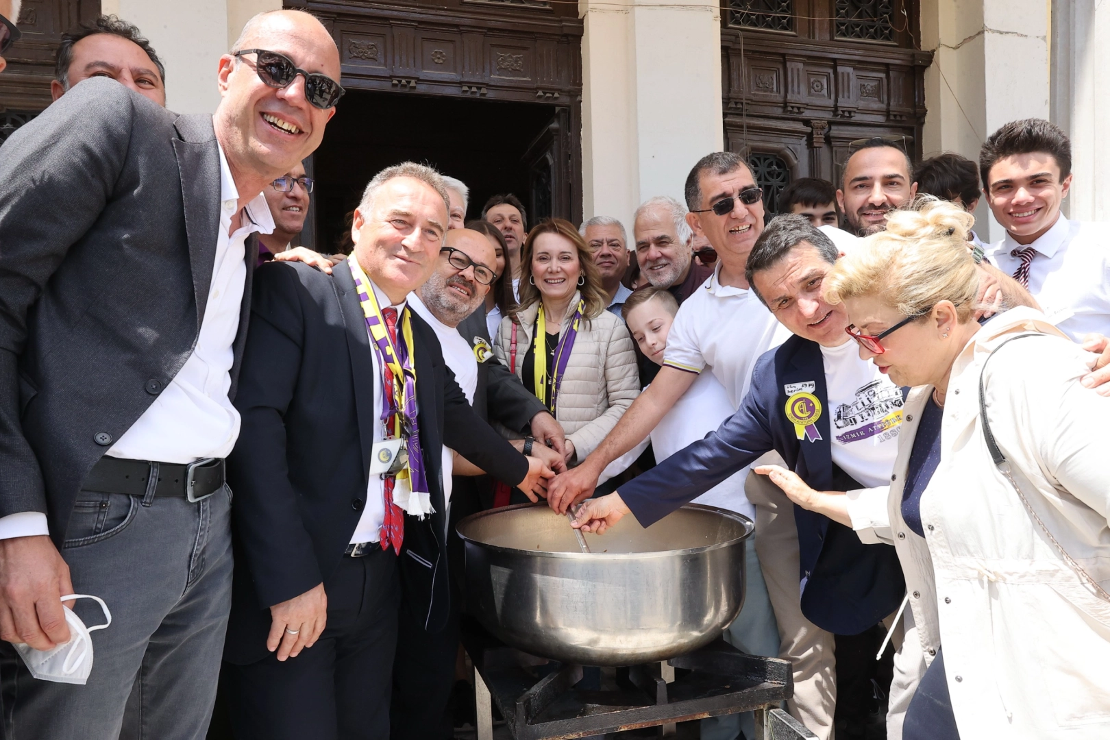 Başkan Mutlu, İzmir Atatürk Lisesi’nin Pilav Günü’ne katıldı haberinin görseli