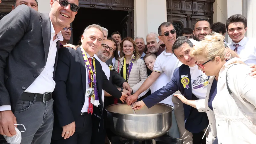 Başkan Mutlu, İzmir Atatürk Lisesi’nin Pilav Günü’ne katıldı