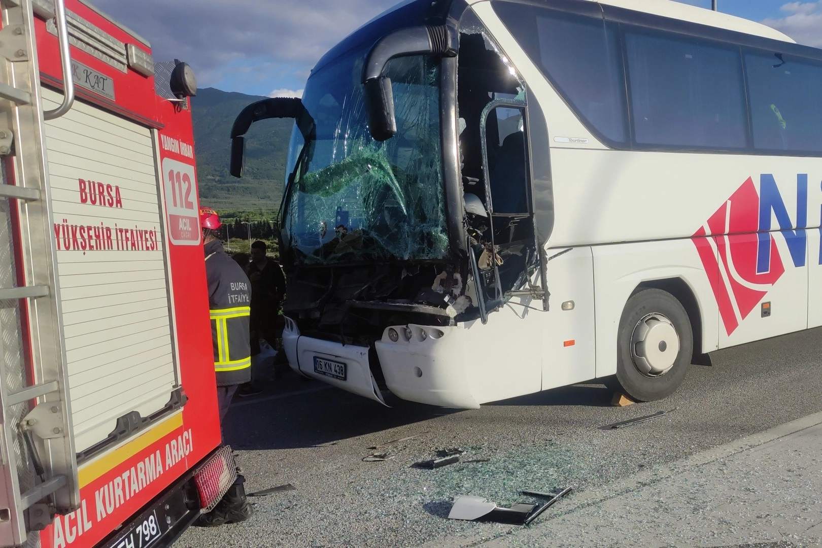 Bursa'da faciadan dönüldü: Yolcu otobüsü tıra arkadan çarptı haberinin görseli