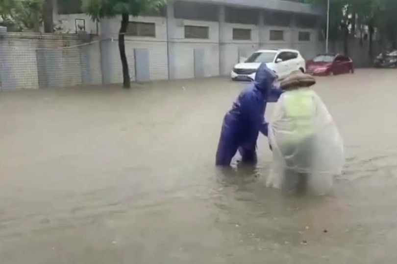 Çin’de kırmızı alarm! Yağışların şiddeti artıyor