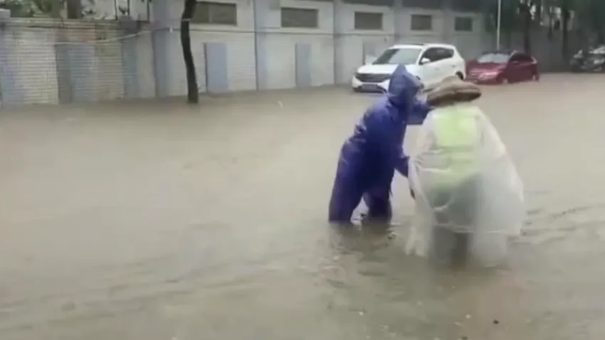 Çin’de kırmızı alarm! Yağışların şiddeti artıyor haberinin görseli