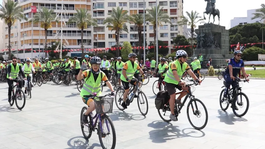 İzmir'de sağlıklı yaşam için bisiklet turu düzenlendi haberinin görseli