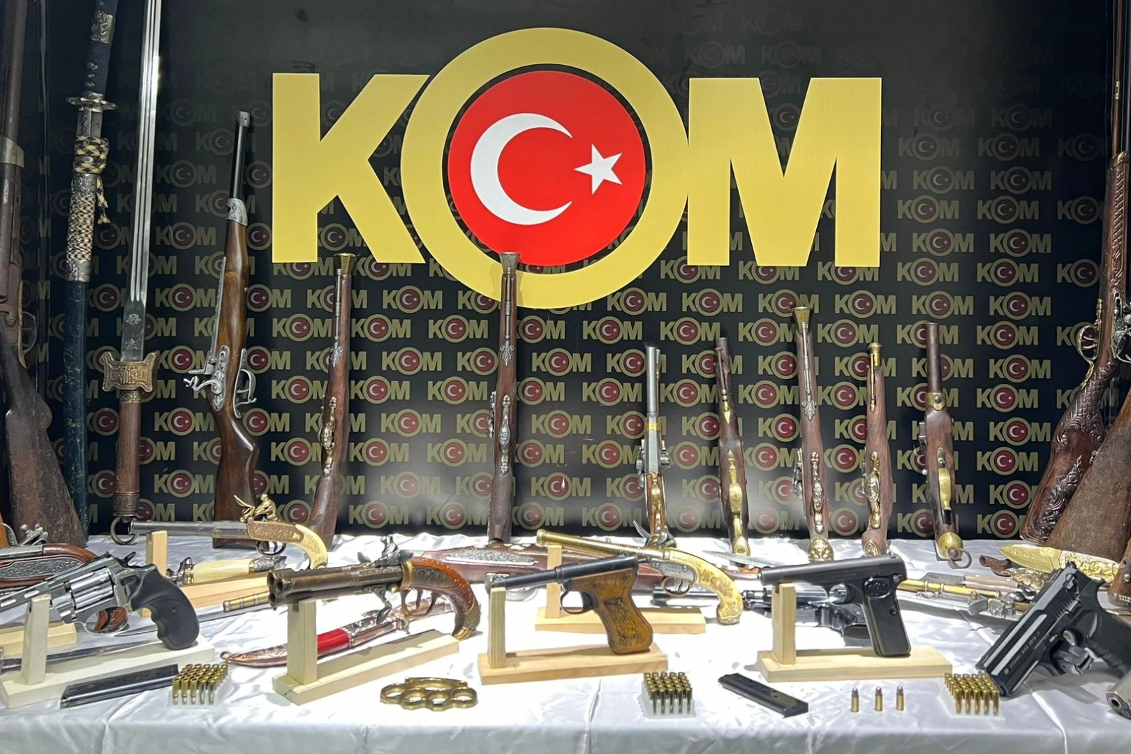 İzmir haber: Ödemiş'teki yasa dışı silah ticareti operasyonu haberinin görseli