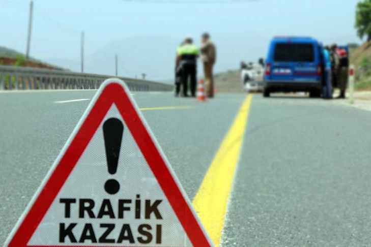 Kütahya'da can pazarı: Ağaca çarpan otomobildeki iki kişi hayata veda etti haberinin görseli