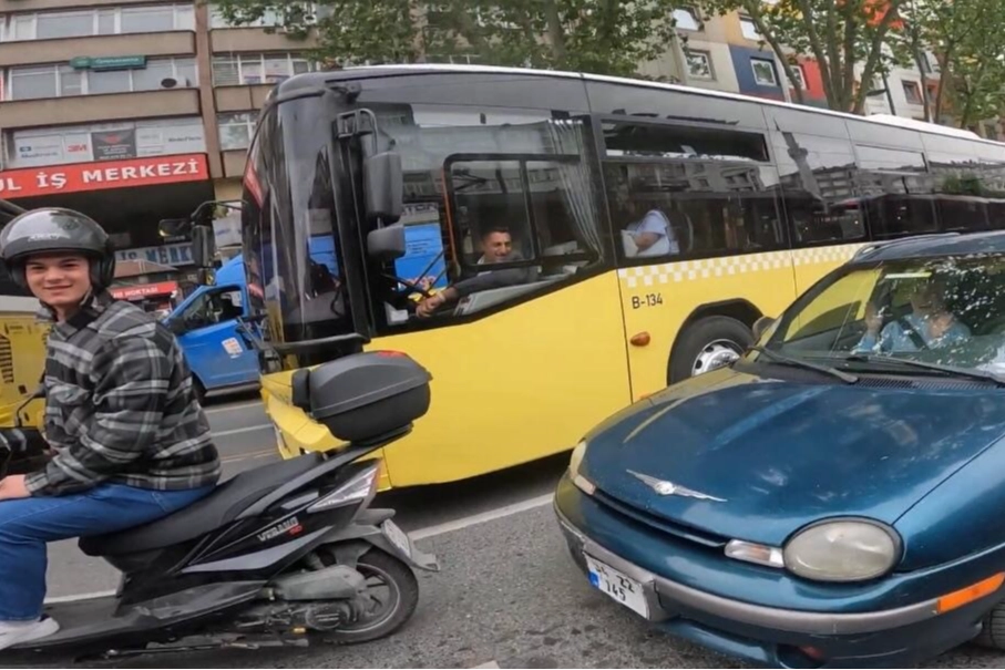 Motosikletine çarpan araçtaki sürücü annesi çıktı: İstanbul trafiğinde gülümseten anlar haberinin görseli