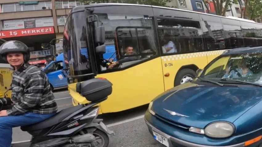 Motosikletine çarpan araçtaki sürücü annesi çıktı: İstanbul trafiğinde gülümseten anlar haberinin görseli