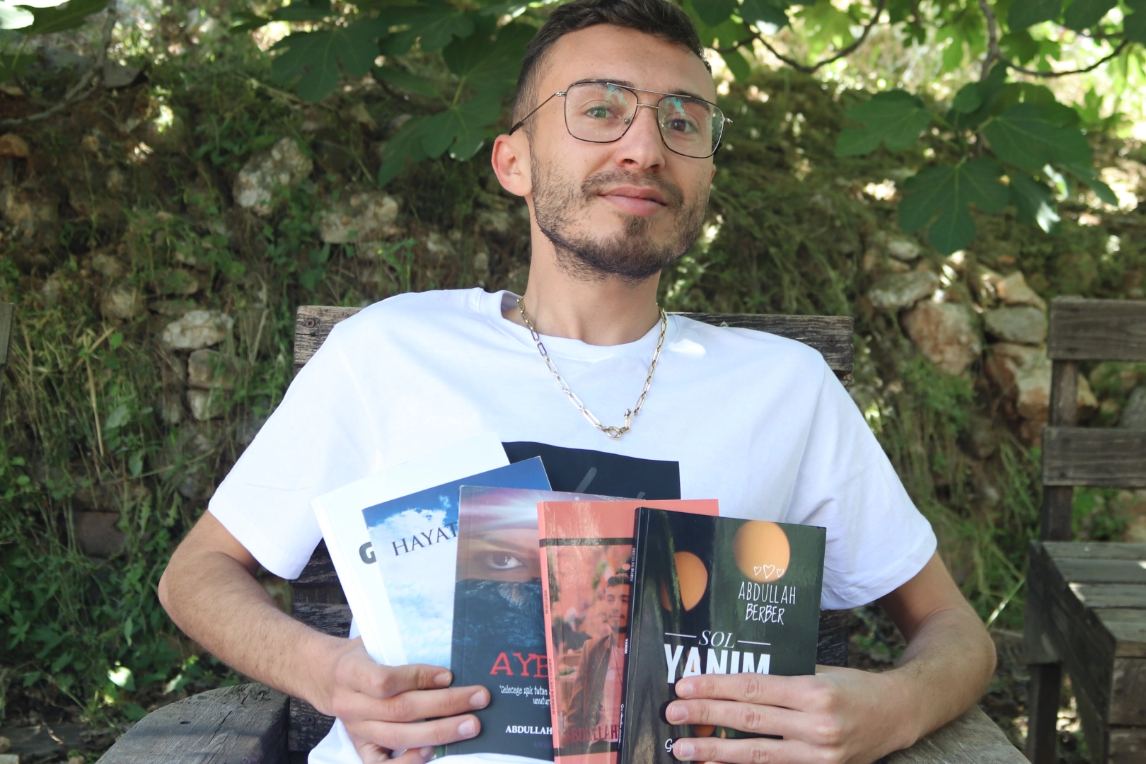 MS hastası genç, yaşadıklarını kitapla anlattı haberinin görseli