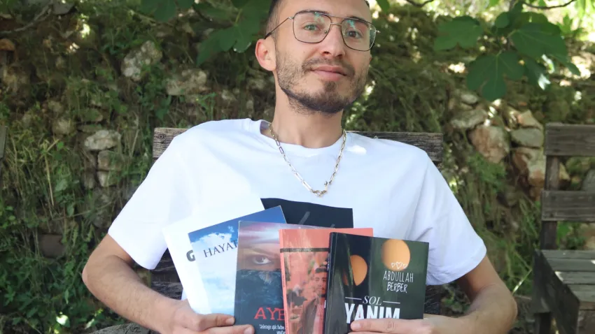 MS hastası genç, yaşadıklarını kitapla anlattı haberinin görseli