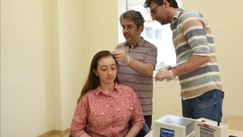 Nörolojik hastalıkları elektrik uyarısıyla tedavi edebilen cihaz geliştirildi