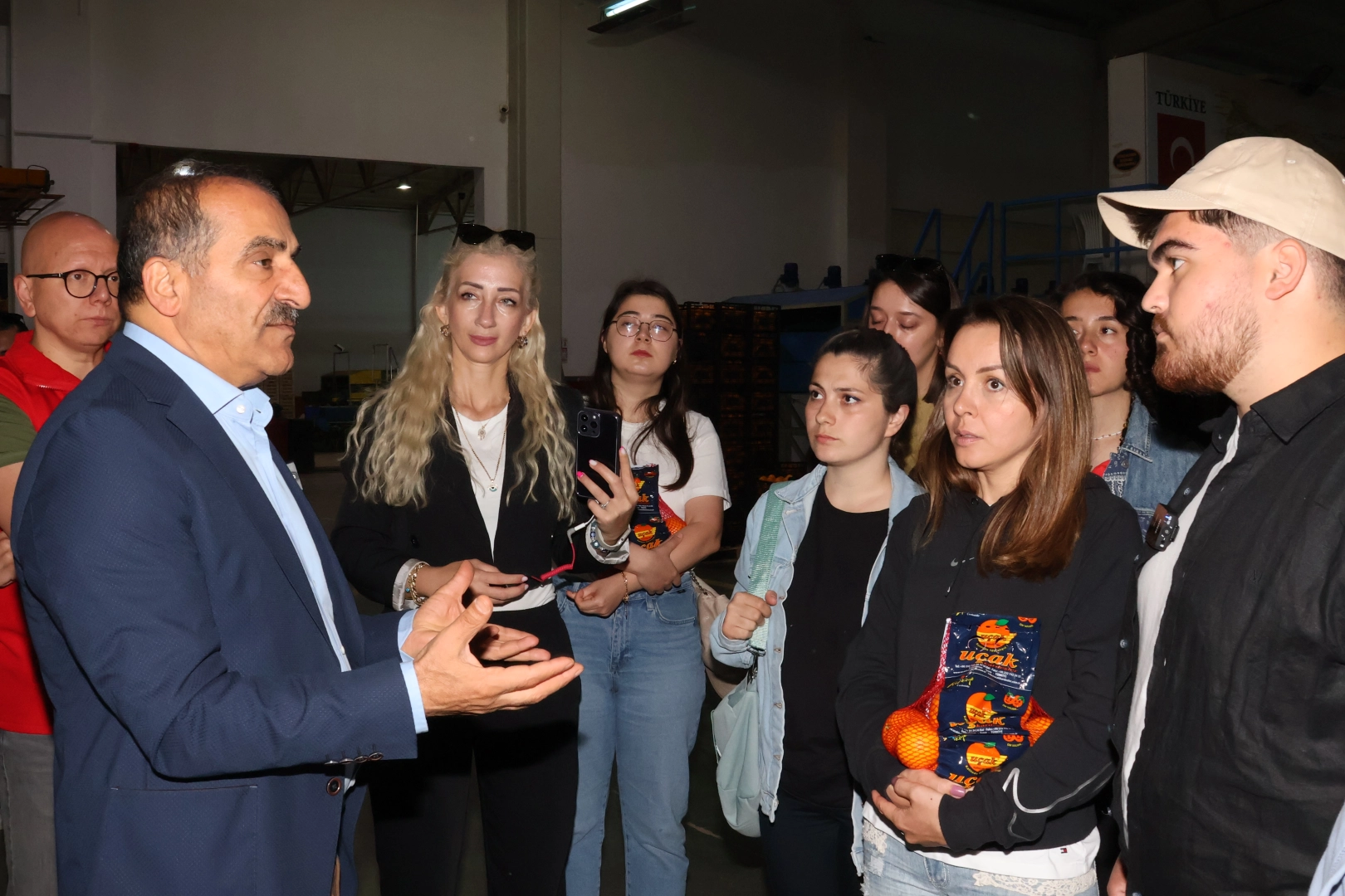 Tarım sektörünü seçen gençler, tarım işletmesinin tozunu yuttular