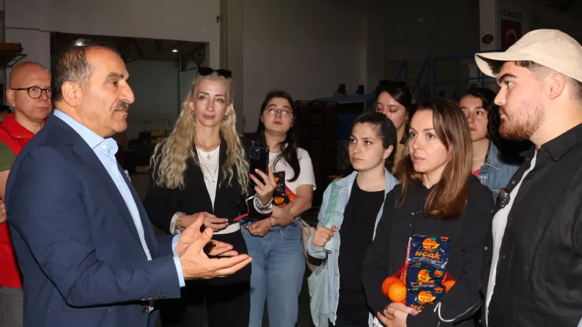 Tarım sektörünü seçen gençler, tarım işletmesinin tozunu yuttular