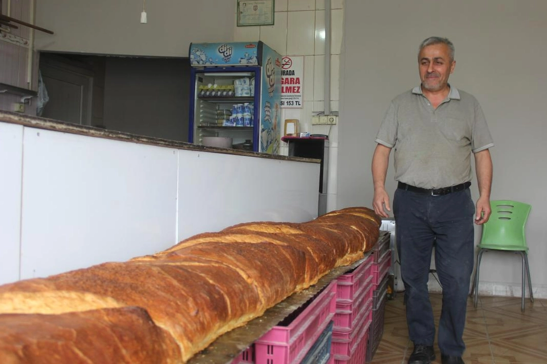 3 metre 80 santim uzunluğunda ekmek yapıldı haberinin görseli