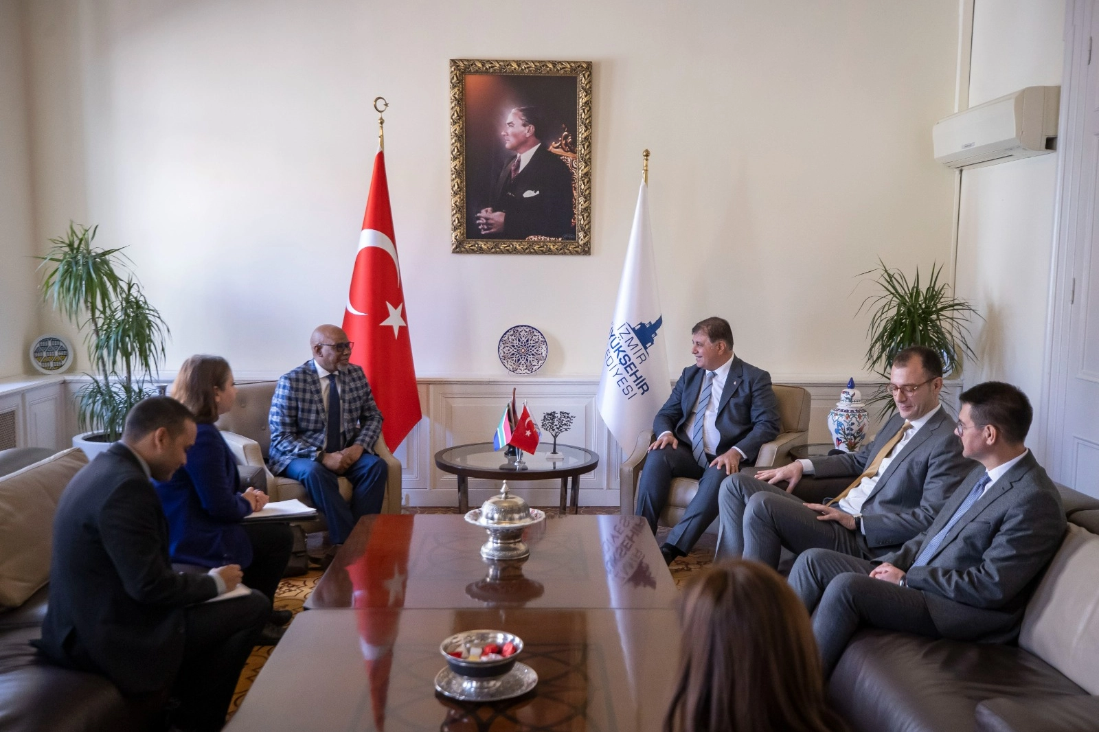Başkan Tugay, Güney Afrika’nın Cape Town Belediyesi’nden üst düzey heyeti ağırladı haberinin görseli