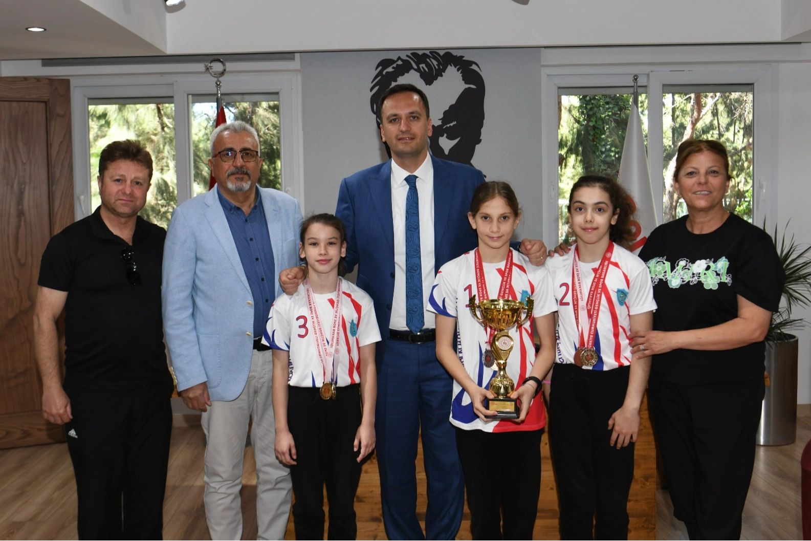 Bornova'nın yetenekli minikleri Artistik Cimnastik’te İzmir il birincisi oldu haberinin görseli