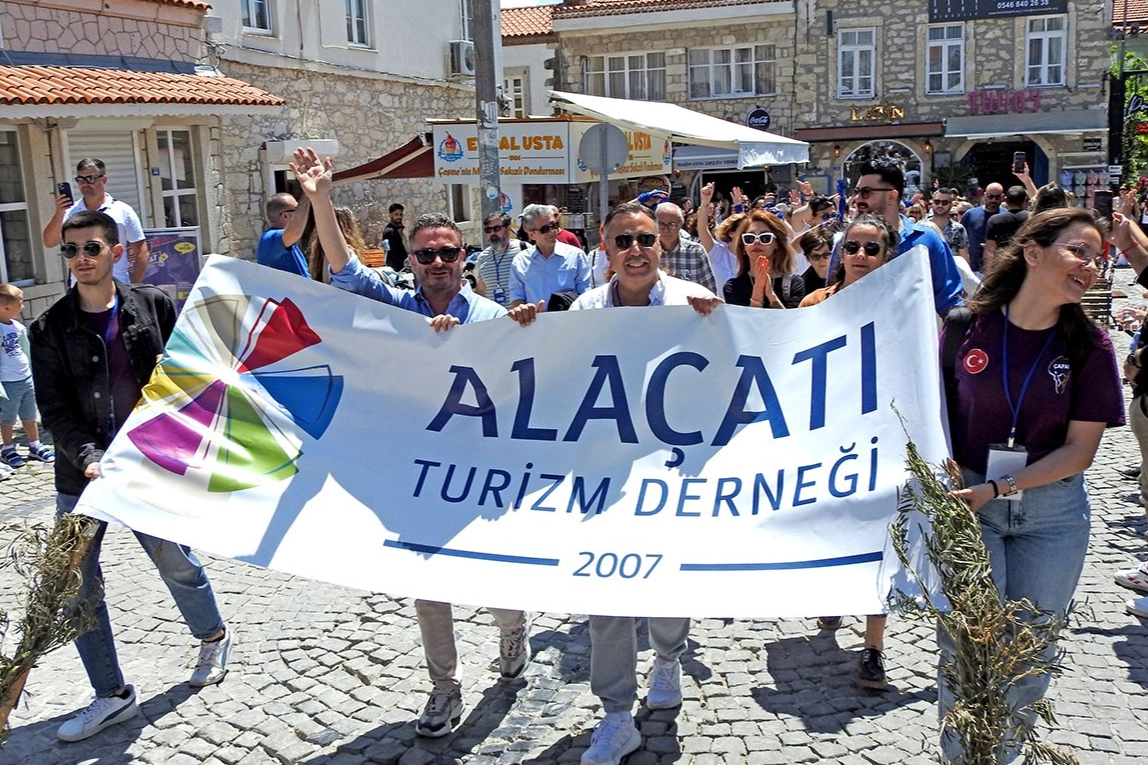 Dansçılar Alaçatı İki Yaka Festivali sokakları karnavala çevirdi haberinin görseli