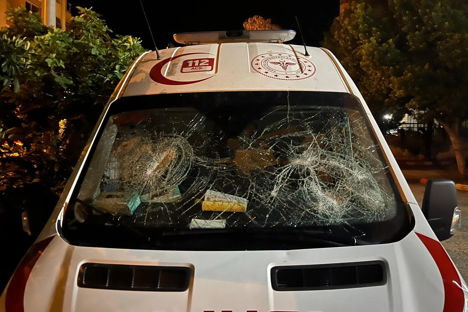 'Geç geldiniz' diyerek sağlık çalışanlarına kürekle saldırdı: Hamile sağlık çalışanı düşük riskiyle karşı karşıya haberinin görseli