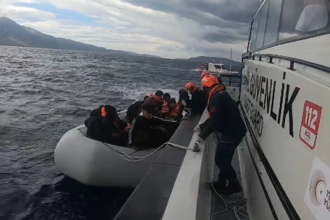 Kuşadası'nda 15 düzensiz göçmen kurtarıldı haberinin görseli