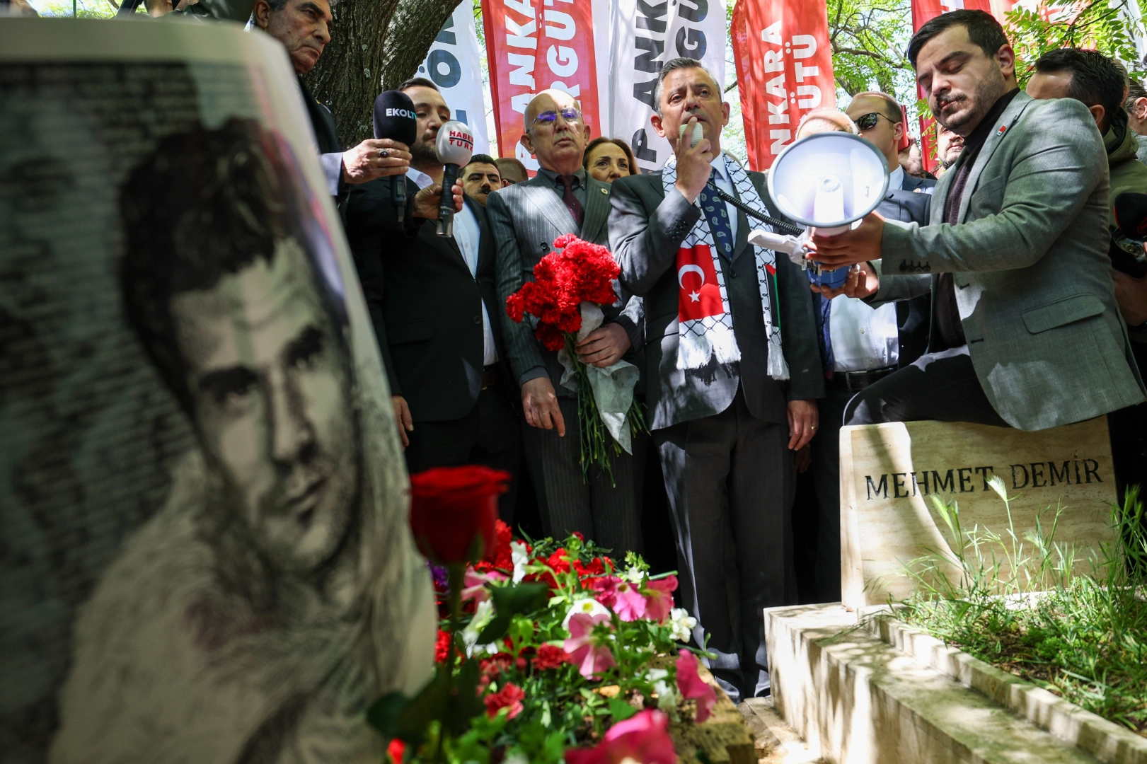 Özgür Özel, Deniz Gezmiş ve arkadaşlarını mezarı başında andı haberinin görseli