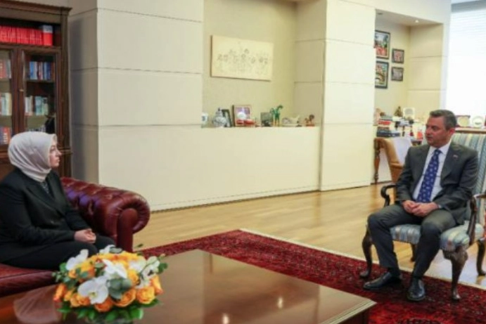 Özgür Özel ile görüşen Ayşe Ateş'ten Erdoğan açıklaması haberinin görseli