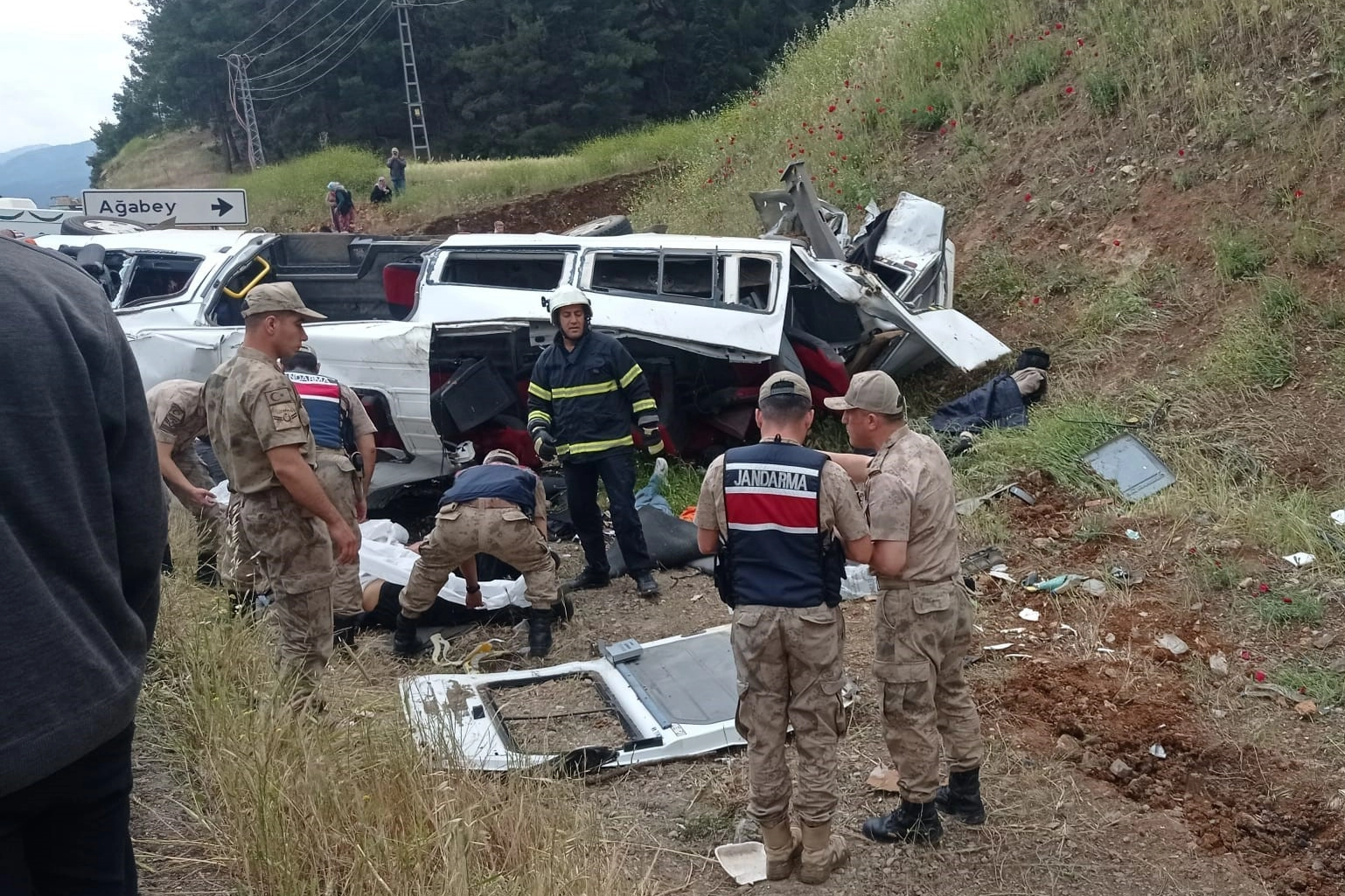 Tır, çarpıştığı minibüsü biçti: 8 ölü haberinin görseli
