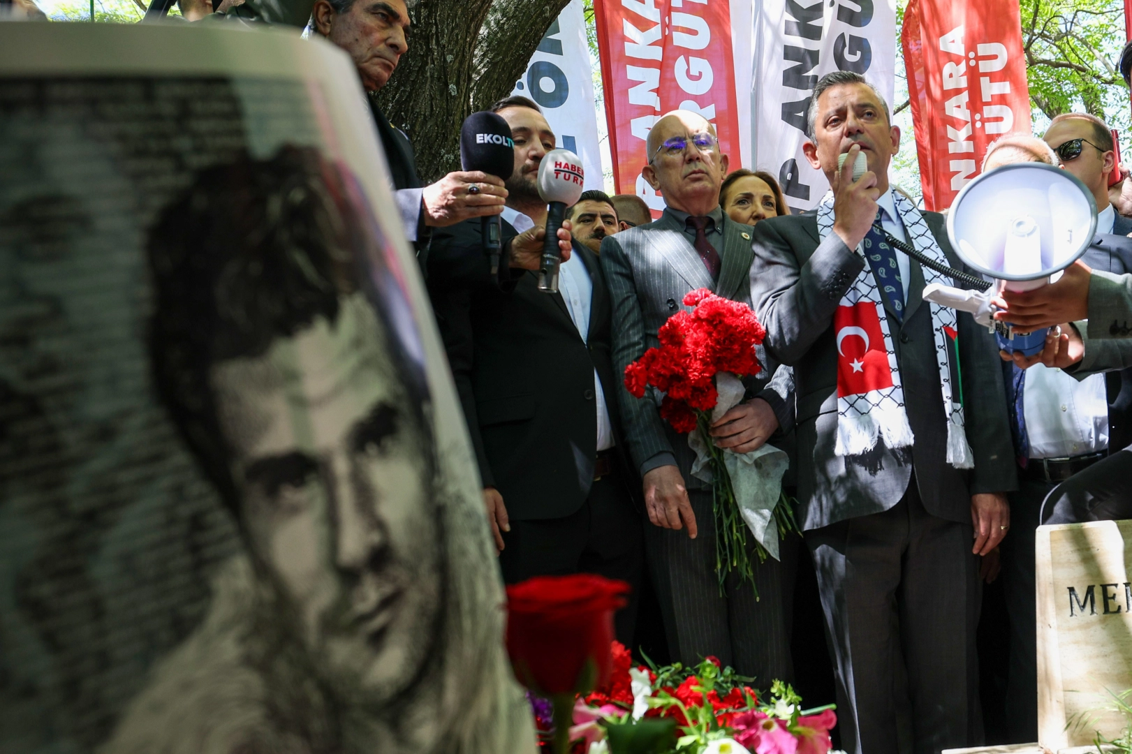 'Üç fidan' mezarları başında anıldı! haberinin görseli