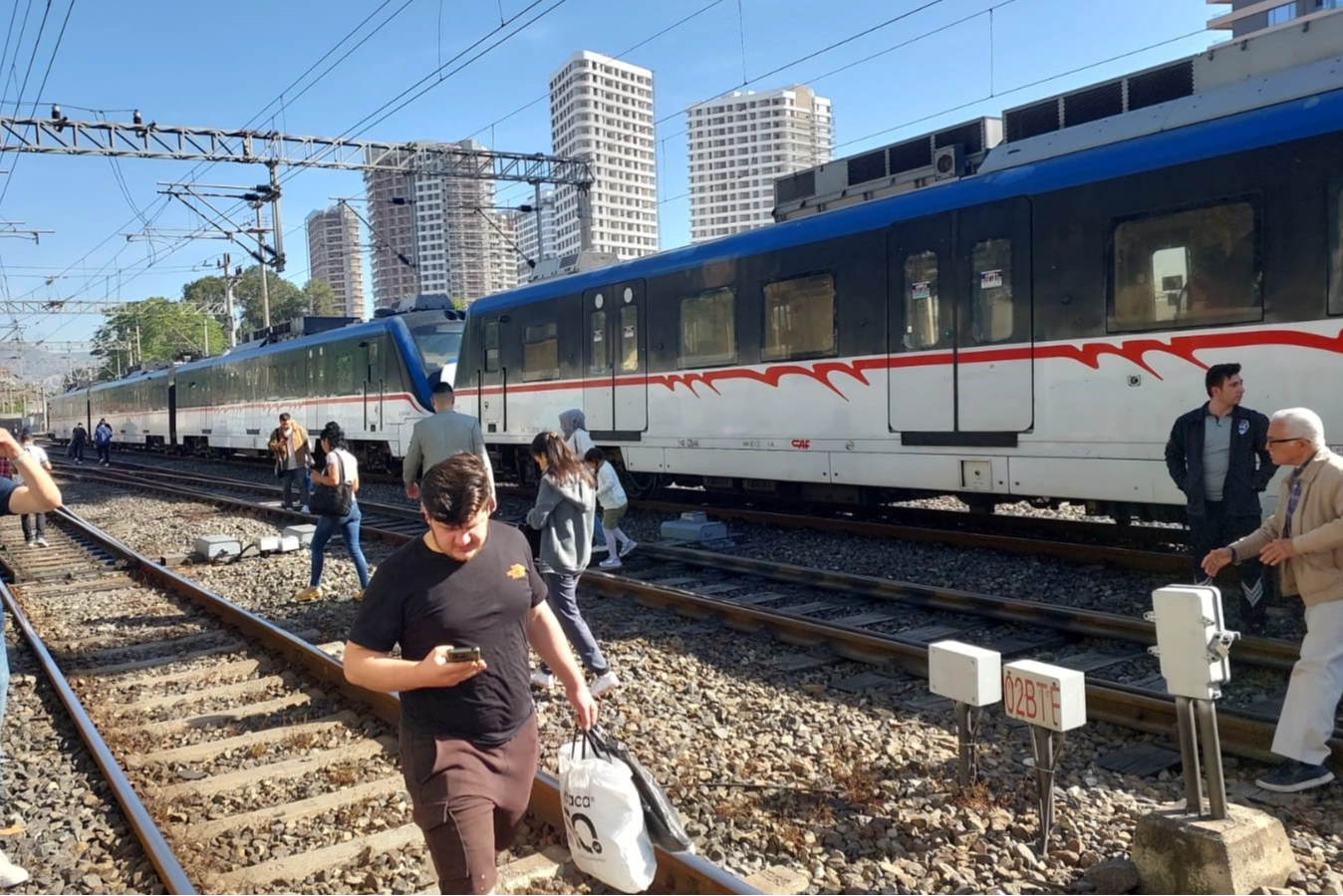 En kalabalık şehirlerden biri İzmir’de İZBAN skandalı: İZBAN raydan çıktı!