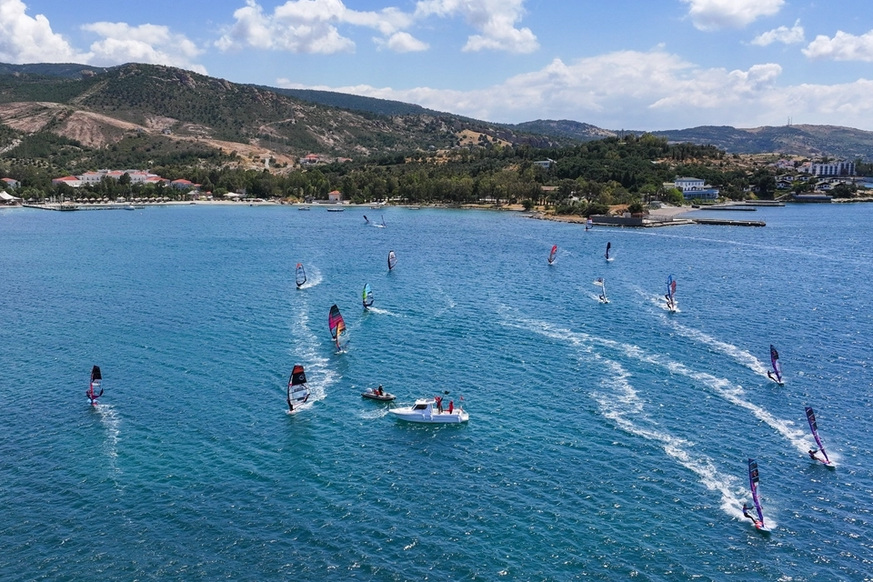 İzmir'de sörf zamanı: Foça sörf tutkunlarını bekliyor