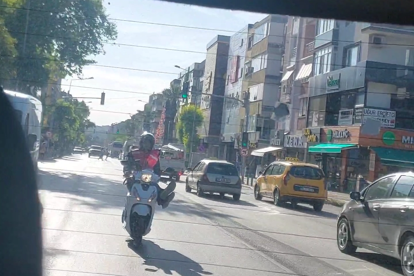 Buca'da motokuryeden trafiği tehlikeye atacak hareket