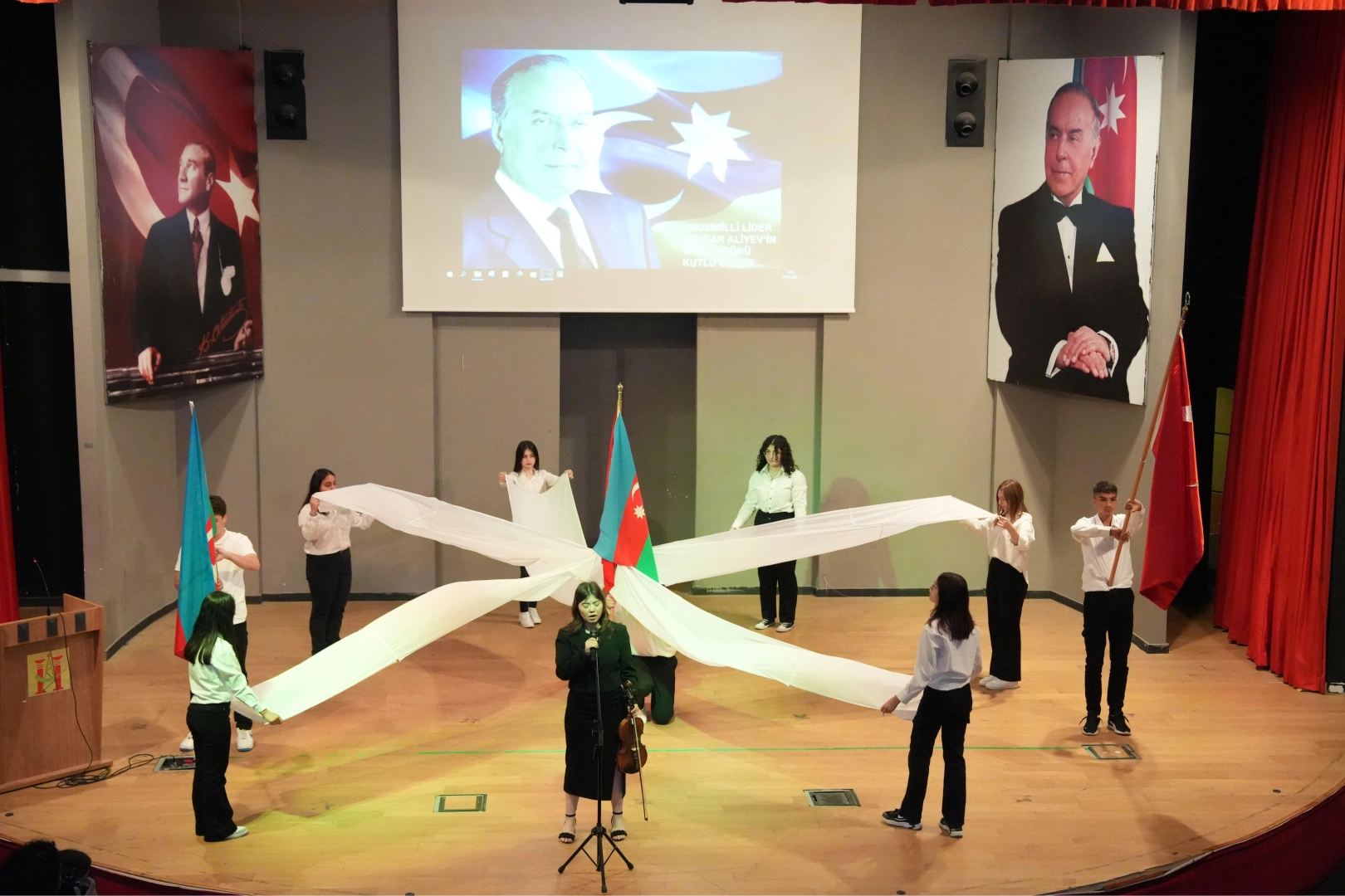 Azerbaycan'ın Merhum Cumhurbaşkanı Heydar Aliyev Anıldı