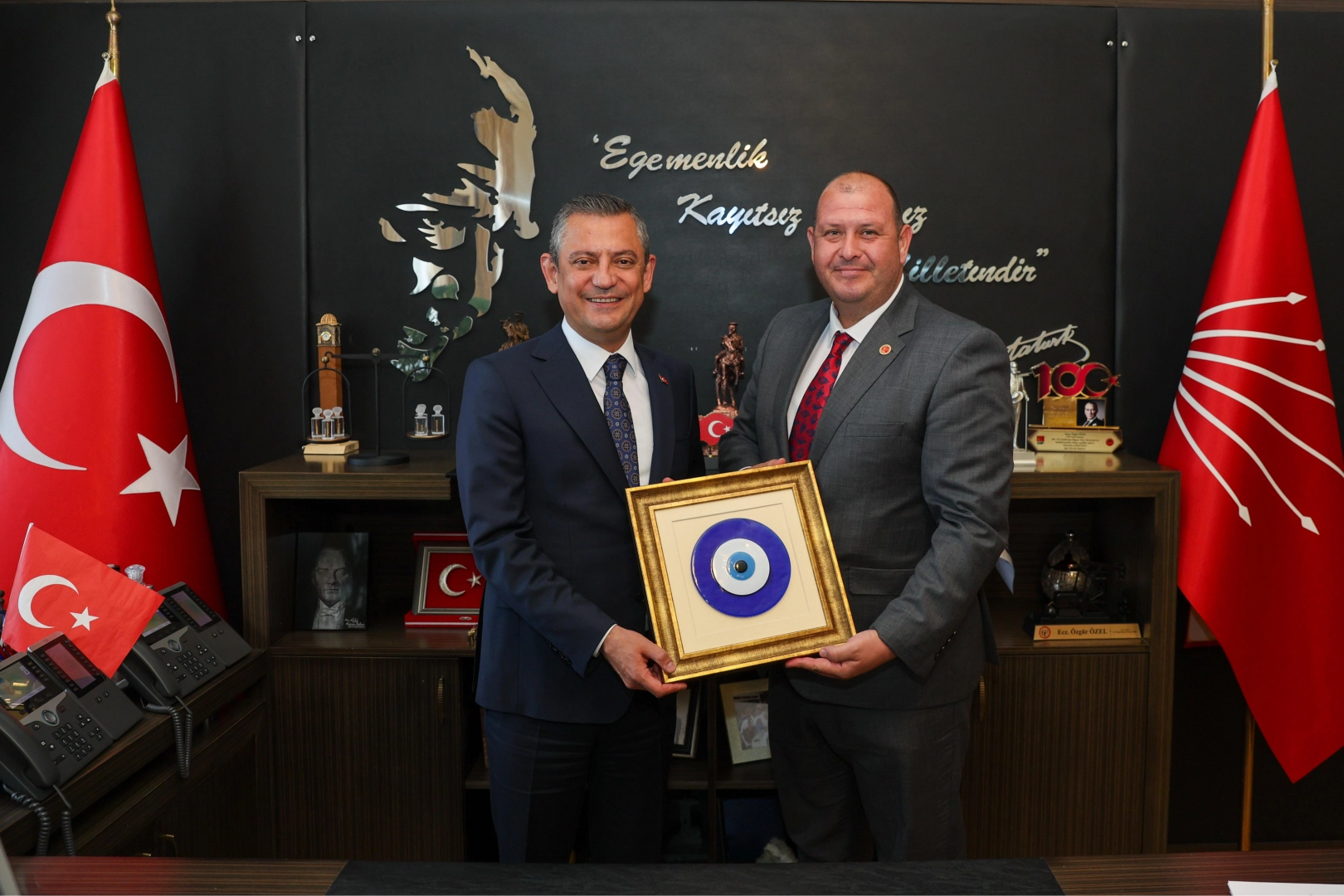 Başkan Çiçek Özgür Özel'le bir araya geldi haberinin görseli